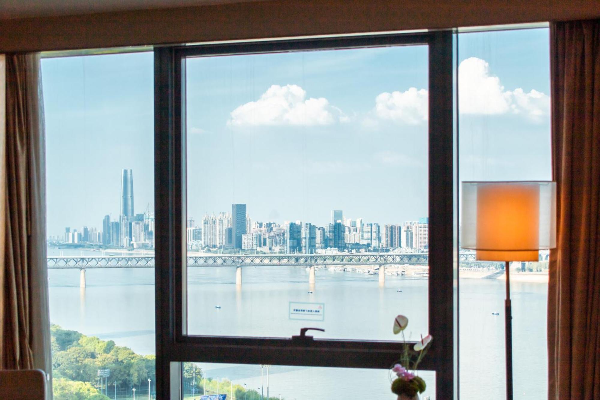 Hilton Wuhan Yangtze Riverside Экстерьер фото