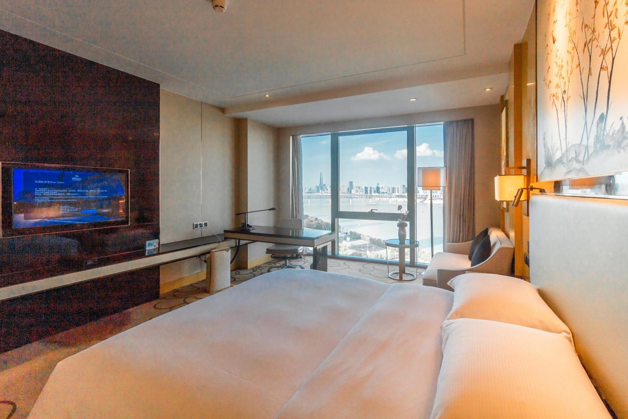 Hilton Wuhan Yangtze Riverside Экстерьер фото