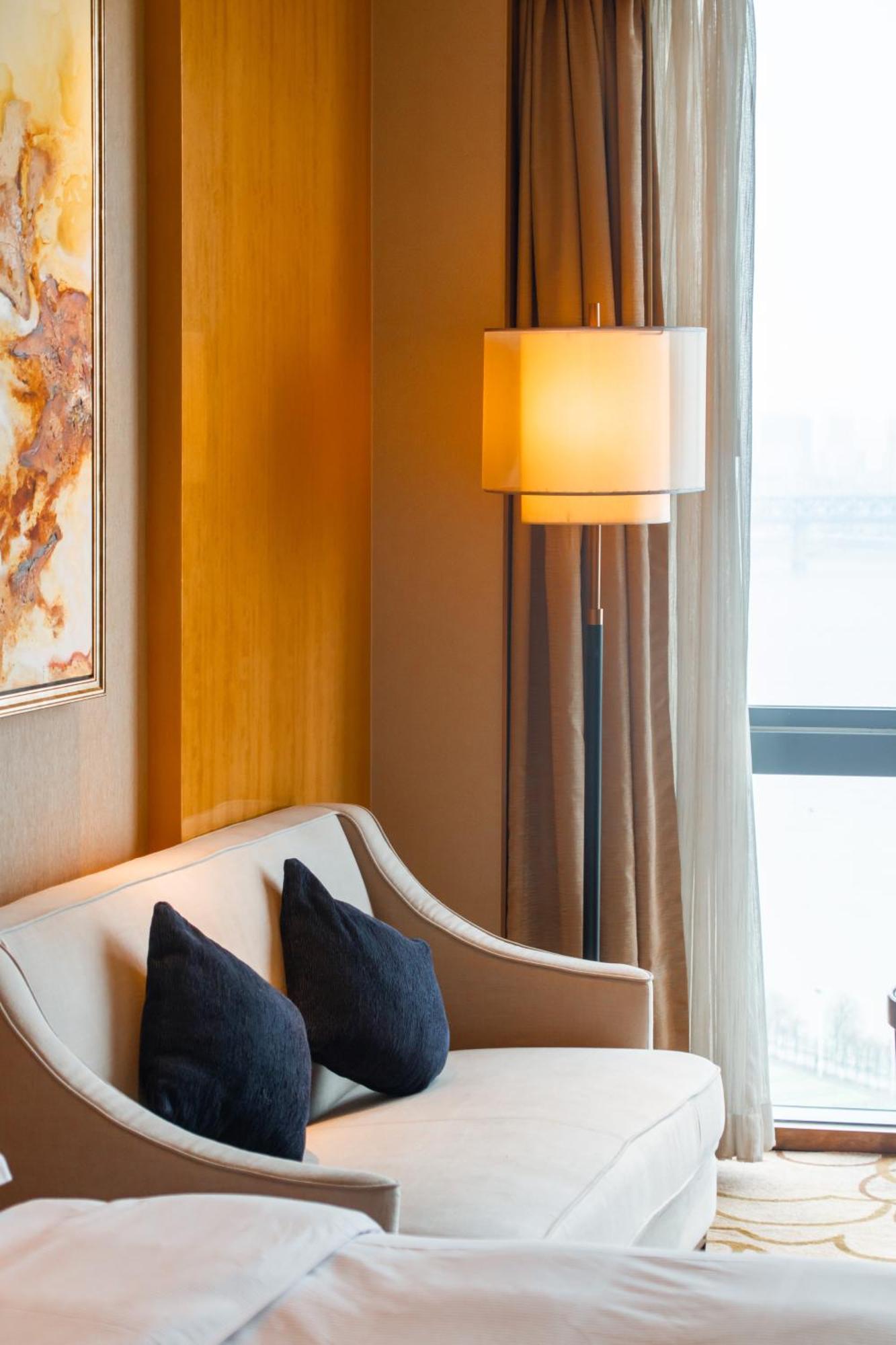 Hilton Wuhan Yangtze Riverside Экстерьер фото
